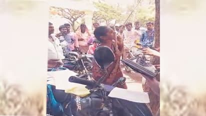 ఎమ్మార్వో కార్యాలయం ఎదుటే మహిళా రైతు ఆత్మహత్యాయత్నం...(వీడియో)