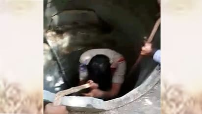 ప్రాణాలకు తెగించిమరీ ఇద్దరు యువకులను కాపాడిన పోలీస్...(వీడియో)