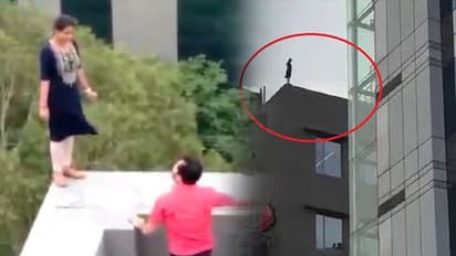 Video: नौकरी से निकाला तो छलांग लगाने को बिल्डिंग की 7वीं मंजिल पर चढ़ गई लड़की