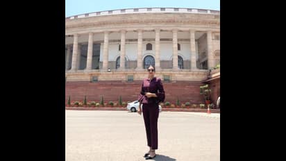 मिमी और नुसरत ने शेयर की संसद के सामने फोटो, फैंस को नहीं आ रही रास