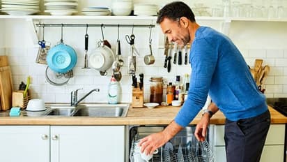 വീട്ടുജോലി ചെയ്യുന്ന പുരുഷന്മാര് അറിയാന്; നിങ്ങളുടെ വ്യക്തിത്വം ഇതാണ്...