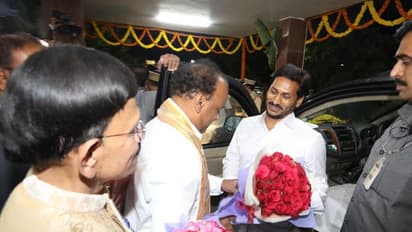 భారీ విజయం తర్వాత మొదటిసారి తిరుమలకు జగన్ (ఫోటోలు)