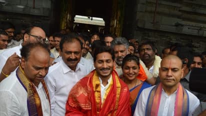 శ్రీవారిని దర్శించుకున్న వైఎస్ జగన్ (ఫొటోలు)