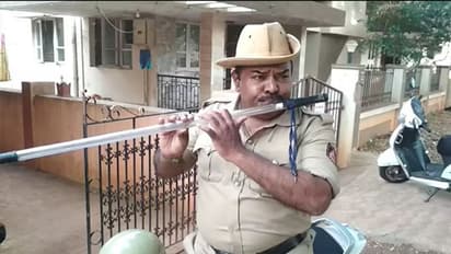 ലാത്തിയെ ഓടക്കുഴലാക്കി കോൺസ്റ്റബിൾ, വീഡിയോ വൈറലാവുന്നു