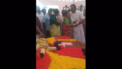 கண்ணீர்விட்டு அழுத தமிழச்சி தங்கப்பாண்டியன்! தந்தை சமாதியில் அஞ்சலி !!