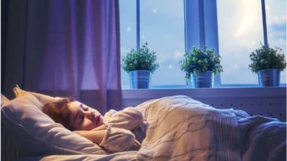 স্বস্তির ঘুম ঘুমতে জেনে রাখুন কী কী করা উচিত আর কোন অভ্যাস এড়িয়ে যাবেন