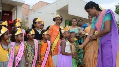 ತೋರಣ ಕಟ್ಟಿ, ಸಿಹಿ ಹಂಚಿ ಮಕ್ಕಳಿಗೆ ಶಾಲೆಗೆ ಸ್ವಾಗತ