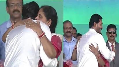 ఉద్విగ్న క్షణాలు: సీఎం జగన్ భావోద్వేగం, విజయమ్మ కంటతడి