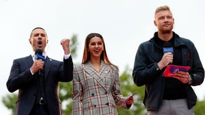 গলি ক্রিকেটের আবহে ব্যতিক্রমী উদ্বোধন! মাতালেন, বিরাট-মালালা, দেখুন ফটো অ্যালবাম