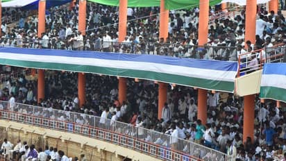 సిఎంగా జగన్ ప్రమాణం: అరుదైన దృశ్యాలు