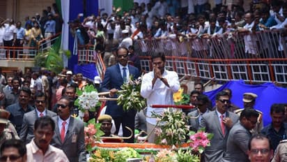 తండ్రి వైఎస్ ను తలపిస్తూ జగన్: చేతికి వాచీతో సహా...