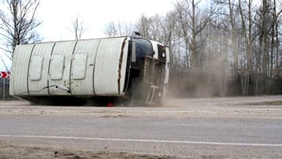 శ్రీకాకుళం జిల్లాలో ఘోరం... ప్రైవేట్ ట్రావెల్ బస్సు బోల్తా... 30మందికి గాయాలు