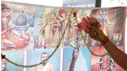 শুরু হচ্ছে মোদীরাজ, অকালবোধন হাওড়ায়, চলল ট্রেনে ট্রেনে মিষ্টি বিতরণ