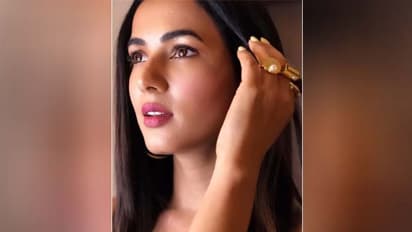 বিশ্বকাপ খেলতে বিলেতে রাহুল, এর মাঝে সুন্দরী সোনাল কী বিস্ফোরণ ঘটালেন