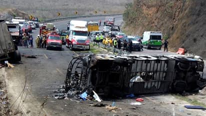 ബസും ട്രക്കും കൂട്ടിയിടിച്ച് തീ പിടിച്ചു, ഇത് ഞെട്ടിക്കുന്ന അപകടം