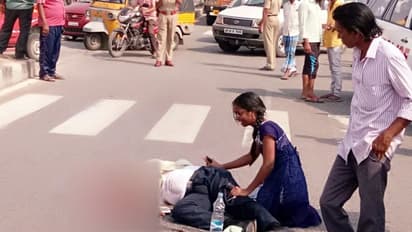 గుండెను పిండేసే దృశ్యం: తండ్రి శవం వద్ద కూతురు శోకం