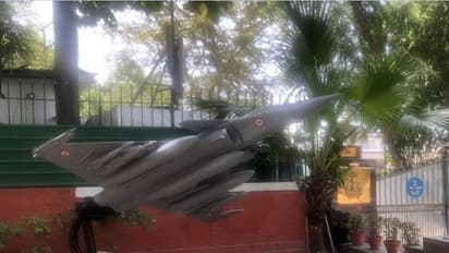 ಕೈ ಕಚೇರಿ ಪಕ್ಕದಲ್ಲಿ ರಫೆಲ್ ಮಾದರಿ: ಕಣ್ಬಿಟ್ಟು ನೋಡಿದರು ಬಾರಿ ಬಾರಿ!