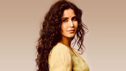 ক্যাটরিনাকে ঘিরে ধরলেন পুরুষ ভক্তরা! মেজাজ হারিয়ে কী করলেন নায়িকা