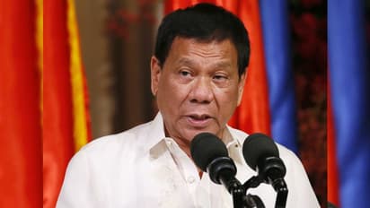 പൊതുപരിപാടിക്കിടെ യുവതികളെ പരസ്യമായി ചുംബിച്ച് ഫിലിപ്പൈൻസ് പ്രസിഡന്റ്