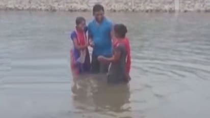 జలాశయంలో మరదళ్లతో బావ సరదా: సెల్ఫీ కోసం ప్రయత్నించి ముగ్గురు జలసమాధి (వీడియో)