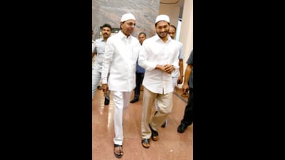 గవర్నర్ ఇఫ్తార్ విందులో కేసీఆర్, జగన్ మధ్య ఆప్యాయత (ఫొటోలు)