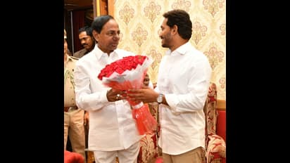 రేపు కేసీఆర్, జగన్ భేటీ: వీటిపైనే చర్చ