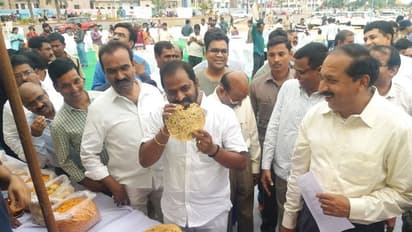 రాష్ట్ర ఆవిర్భావ దినోత్సవ స్పెషల్... తెలంగాణ వంటకాల రుచిచూసిన శ్రీనివాస్ గౌడ్ (ఫోటోలు)