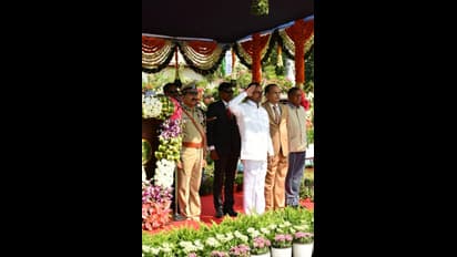 తెలంగాణ రాష్ట్ర అవతరణ దినోత్సవ వేడుకల్లో కేసీఆర్ (ఫోటోలు)