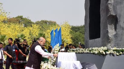अमित शाह ने राष्ट्रीय पुलिस स्मारक जाकर शहीदों को दी श्रद्धांजलि