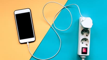 ফোনে চার্জ দেওয়াকালীন হেডফোন ব্যবহার, তড়িদাহত হয়ে মৃত্যু যুবকের