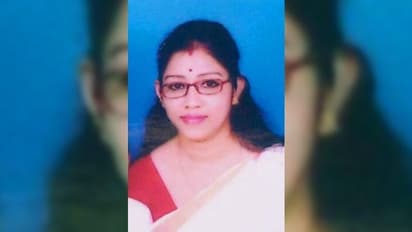 দাঁতের অস্ত্রোপচার করাতে গিয়ে মৃত্যু গৃহবধূর, চিকিৎসকের বিরুদ্ধে স্বাস্থ্য ভবনে পরিবার