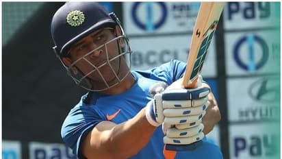 'ധോണിയുടെ സിക്സിന്റെ മൊഞ്ചൊന്നും പൊയ്പോവൂല്ല'; വീഡിയോ