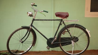 വിവാഹത്തിനായി യുവാവ് സൈക്കിള് ചവിട്ടിയത് 850 കിലോമീറ്റര്, യാത്ര അവസാനിച്ചത് ക്വാറന്റൈന് സെന്ററില്