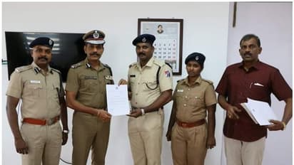 പ്ലാറ്റ്ഫോമിനും ട്രെയിനിനുമിടയില് ഒറ്റക്കെയില് തൂങ്ങിയ പെണ്കുട്ടിയേ ജീവിതത്തിലേക്ക് കൈപിടിച്ചുയര്ത്തി ആര്പിഎഫ് ജവാന്