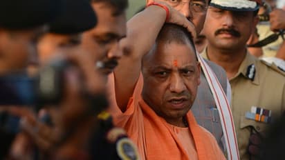 ব্যস্ত রাস্তায় পুলিশের পা ধরে কাঁদলেন যোগী আদিত্যনাথের এক মন্ত্রী, আসল ঘটনাটা কী