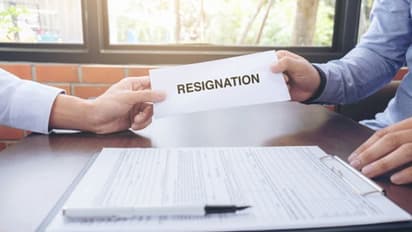 জঙ্গি সংযোগ থাকার সন্দেহে ইস্তফা দিলেন শ্রীলঙ্কার মন্ত্রী ও রাজ্যপাল