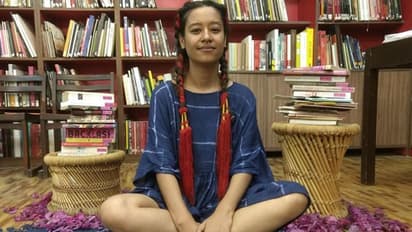 ഫെമിനിസ്റ്റ് ലൈബ്രറിയുമായി ഇന്ത്യയിലാകെ സഞ്ചരിക്കുന്നൊരു യുവതി...