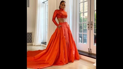 विदेशी हसीना जेनिफर लोपेज ने पहनी भारतीय लहंगे जैसी स्कर्ट, फोटो हुई वायरल