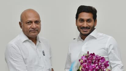 పీవీ రమేష్ మాస్క్ పంచ్: ఎపీ సీఎం జగన్ టార్గెట్