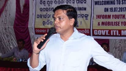 അന്ന്, പഠിക്കാന് വേണ്ടി ബ്രെഡ്ഡും പച്ചക്കറികളും വിറ്റു; പിന്നീട്, നിശ്ചയദാര്ഢ്യം കൊണ്ട് ഐ എ എസ് ഓഫീസറായി