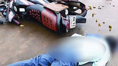 கண்ணிமைக்கும் நேரத்தில் இருசக்கர வாகனங்கள் நேருக்கு நேர் மோதல்... தூக்கி வீசப்பட்டு 2 பேர் உயிரிழப்பு..!