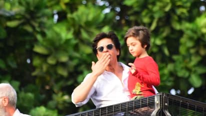 খুশির ঈদে সামিল বাদশা, আব্রামকে কোলে নিয়ে ভক্তদের ঈদের শুভেচ্ছা জানালেন শাহরুখ খান