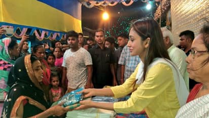 ঈদের সন্ধ্যায় টালিগঞ্জ এলাকায় পোশাক বিতরণ সাংসদ মিমি চক্রবর্তী