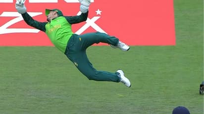 சேஸிங் மன்னன் கோலியை காலி செய்த டி காக்.,. மிரட்டலான கேட்ச்சின் வீடியோ