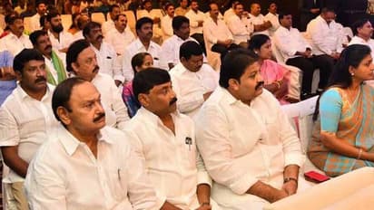 తొలి విడత మంత్రులు రెండున్నరేళ్లే: వైఎస్ఆర్ఎల్పీ సమావేశంలో జగన్