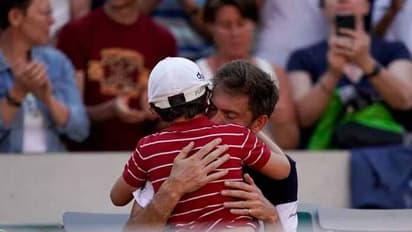 ఓటమితో కుప్పకూలిన తండ్రి: ఏడవొద్దంటూ హత్తుకున్న కొడుకు