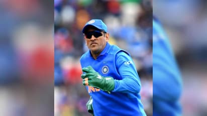 বিশ্বকাপে 'বলিদান' বিতর্ক! ধোনির দস্তানায় পড়ল আইসিসির কোপ