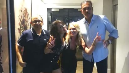 ম্যাচের আগে সুন্দরী ললনায় শাস্ত্রীর উচ্ছ্বাস! ভাইরাল ছবি, উত্তাল সোশ্যাল মিডিয়া