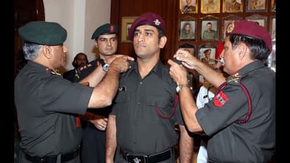 ಸೇನಾ ಸಮವಸ್ತ್ರದಲ್ಲಿ ಹೀಗೆ ಮಿಂಚುತ್ತಾರೆ ಲೆಫ್ಟಿನೆಂಟ್ ಕರ್ನಲ್ ಎಂ. ಎಸ್ ಧೋನಿ!