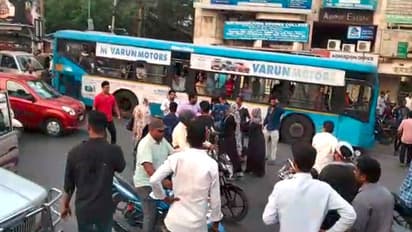 అమీర్ పేట నడిరోడ్డుపై దారుణం.... ప్రేమజంటపై కత్తితో దాడి (వీడియో)